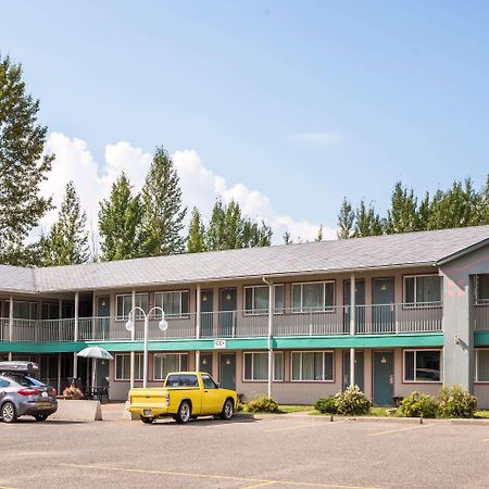 Super 8 By Wyndham Quesnel Bc Otel Dış mekan fotoğraf
