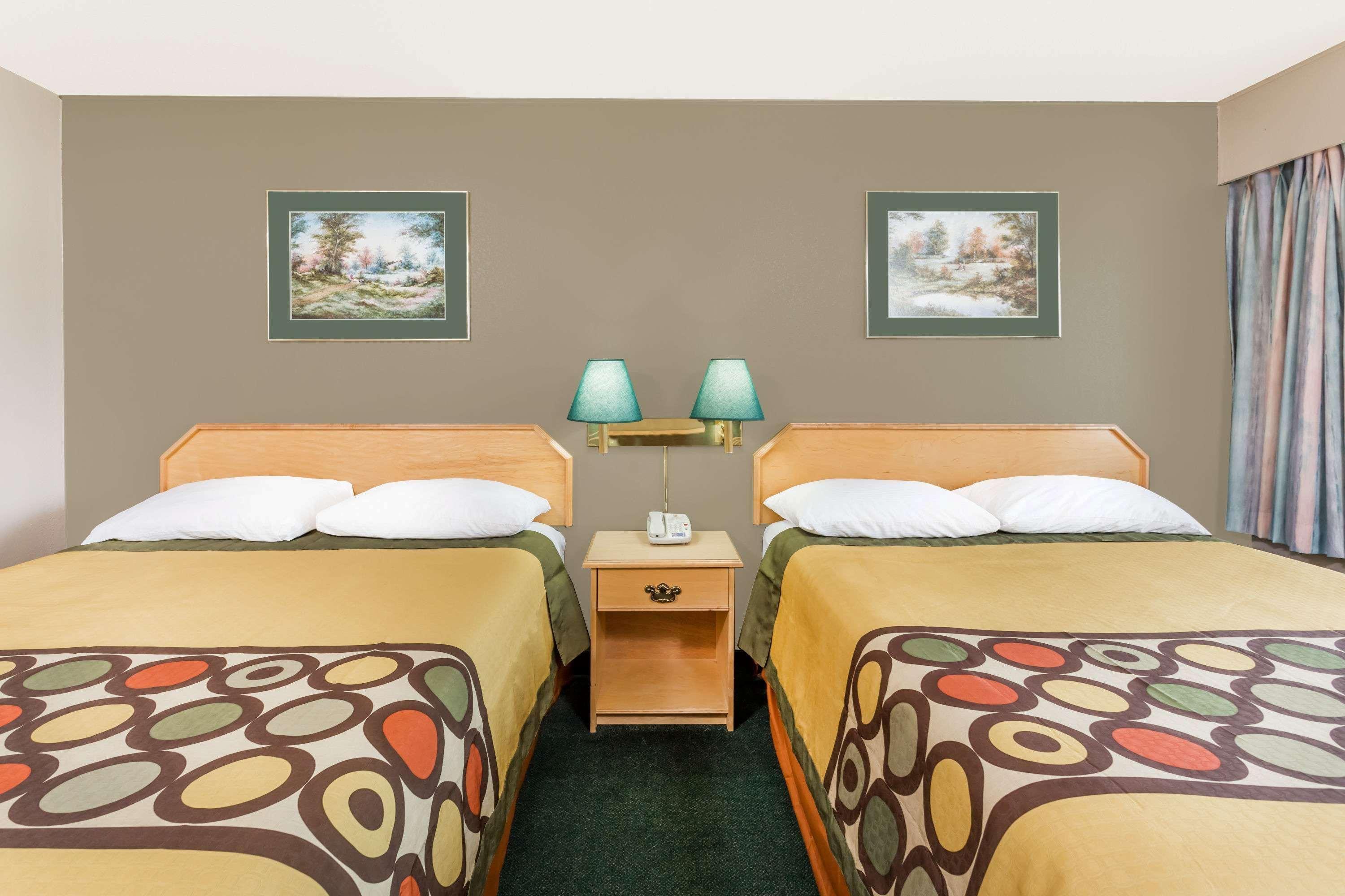 Super 8 By Wyndham Quesnel Bc Otel Dış mekan fotoğraf