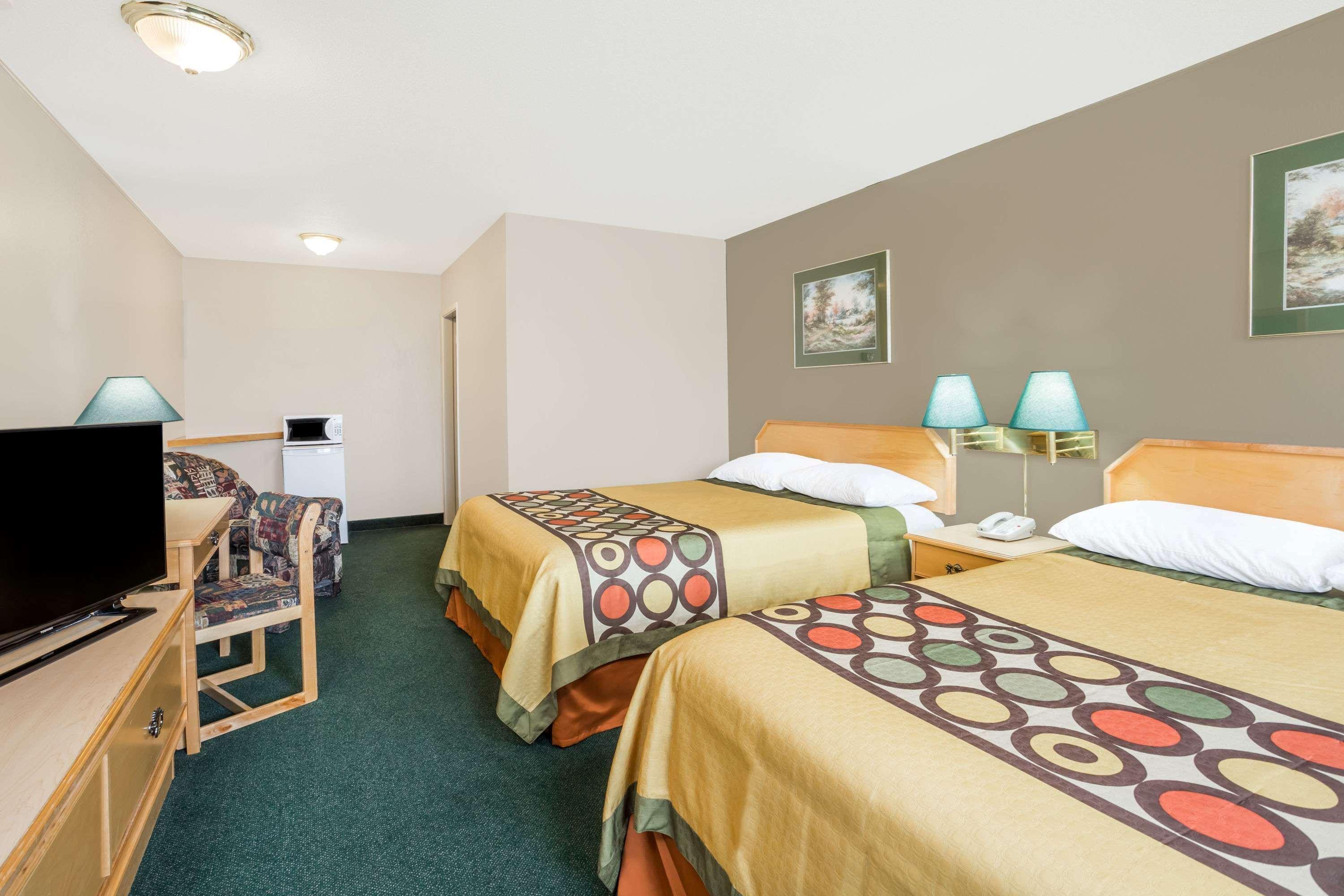 Super 8 By Wyndham Quesnel Bc Otel Dış mekan fotoğraf