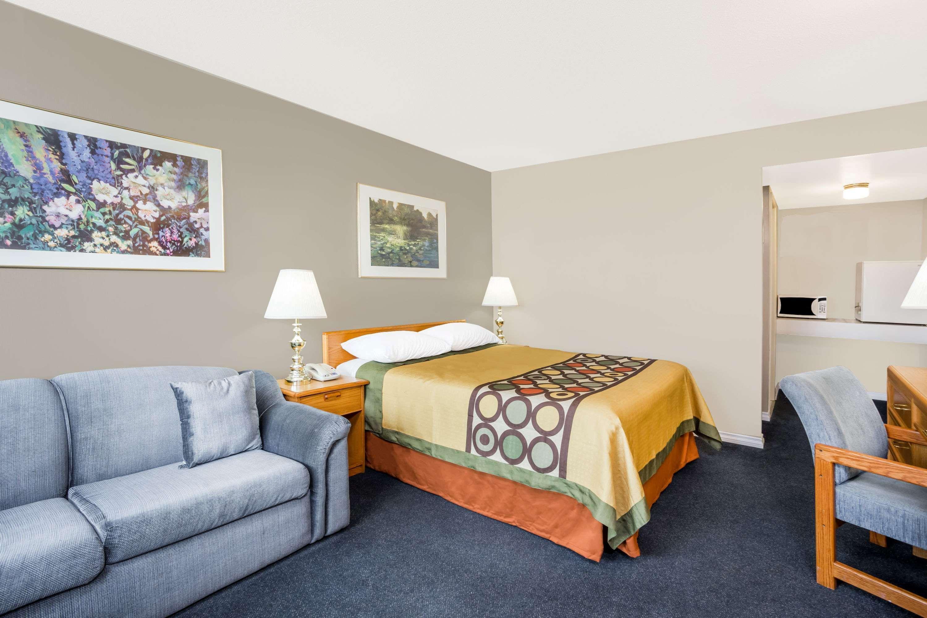 Super 8 By Wyndham Quesnel Bc Otel Dış mekan fotoğraf