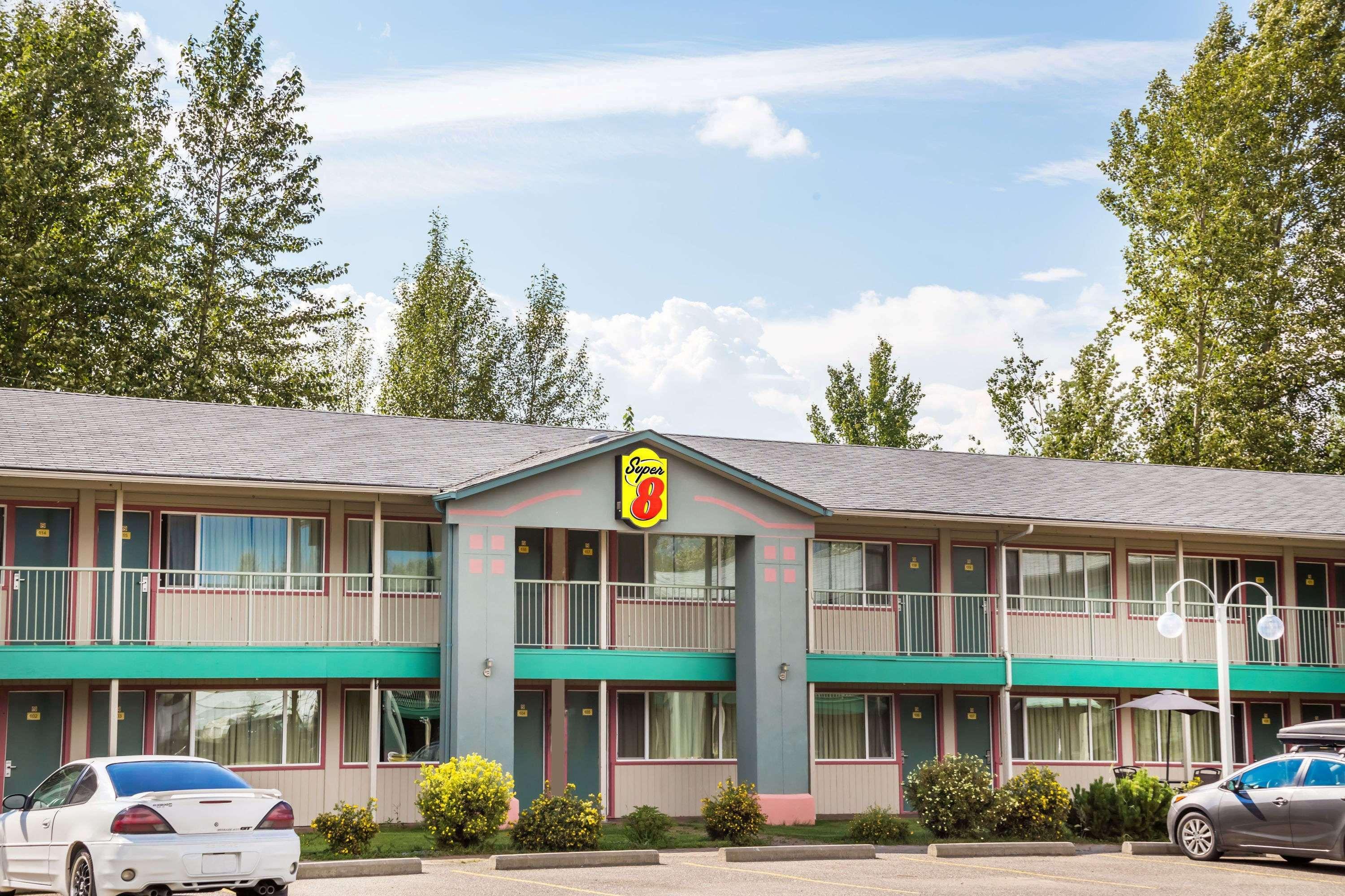 Super 8 By Wyndham Quesnel Bc Otel Dış mekan fotoğraf