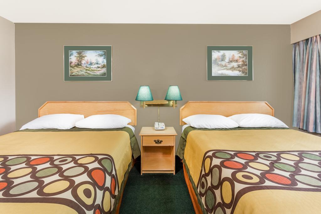 Super 8 By Wyndham Quesnel Bc Otel Dış mekan fotoğraf